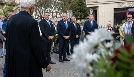 Złożenie kwiatów pod tablicą poświęconą Ludziom „Solidarności” Regionu Toruńskiego, 29.08.2025 r.