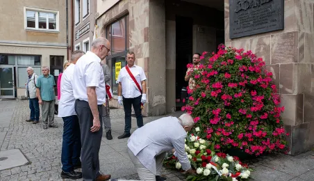 Złożenie kwiatów pod tablicą poświęconą Ludziom „Solidarności” Regionu Toruńskiego, 29.08.2025 r.