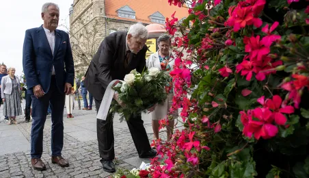 Złożenie kwiatów pod tablicą poświęconą Ludziom „Solidarności” Regionu Toruńskiego, 29.08.2025 r.