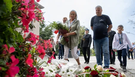 Złożenie kwiatów pod tablicą poświęconą Ludziom „Solidarności” Regionu Toruńskiego, 29.08.2025 r.