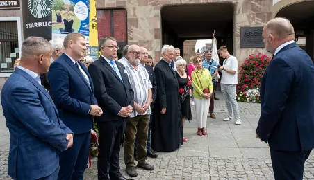 Złożenie kwiatów pod tablicą poświęconą Ludziom „Solidarności” Regionu Toruńskiego, 29.08.2025 r.