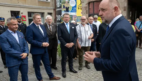 Złożenie kwiatów pod tablicą poświęconą Ludziom „Solidarności” Regionu Toruńskiego, 29.08.2025 r.