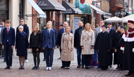 Uroczysta inauguracja roku akademickiego 2025/2026 - złożenie kwiatów