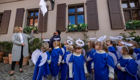 Manekin z anielskim gościem