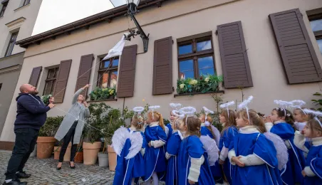 Manekin z anielskim gościem