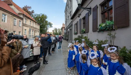 Manekin z anielskim gościem
