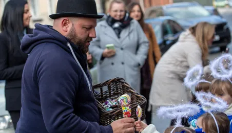 Manekin z anielskim gościem