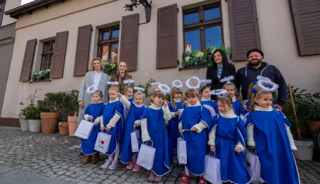 Manekin z anielskim gościem