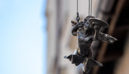 Manekin z anielskim gościem