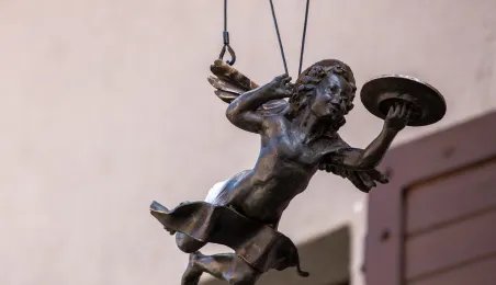 Manekin z anielskim gościem