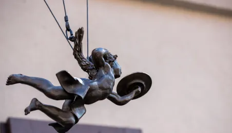 Manekin z anielskim gościem