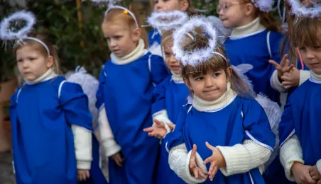 Manekin z anielskim gościem