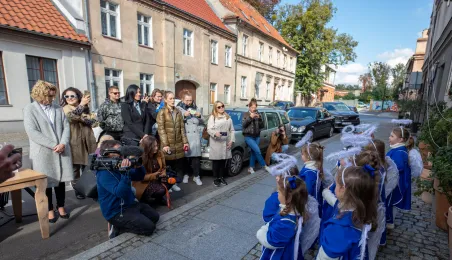 Manekin z anielskim gościem