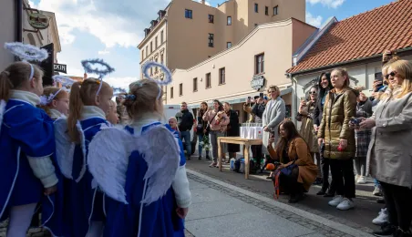 Manekin z anielskim gościem