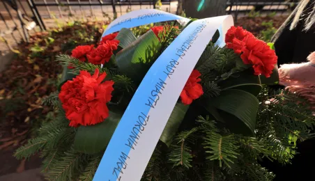 Wiązanki na grobach Honorowych Obywateli Torunia