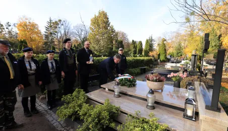 Wiązanki na grobach Honorowych Obywateli Torunia