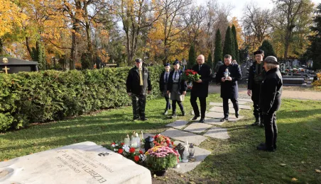 Wiązanki na grobach Honorowych Obywateli Torunia