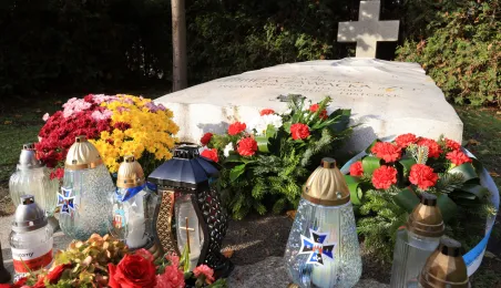 Wiązanki na grobach Honorowych Obywateli Torunia