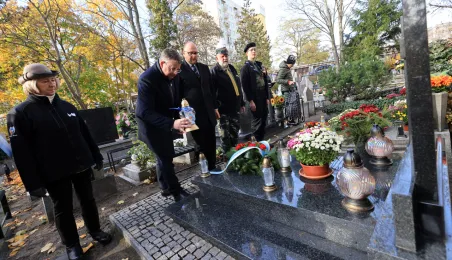 Wiązanki na grobach Honorowych Obywateli Torunia