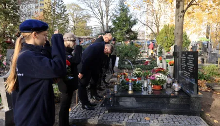 Wiązanki na grobach Honorowych Obywateli Torunia