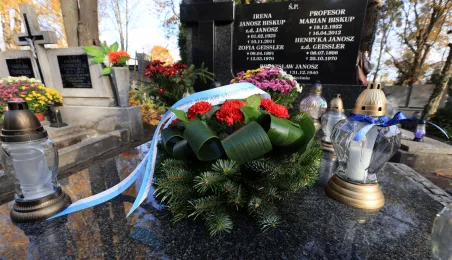 Wiązanki na grobach Honorowych Obywateli Torunia