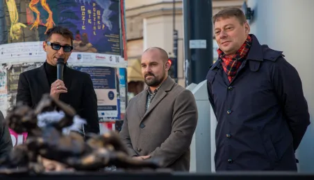 Anioł przy Domu Pizzy i Tapas 