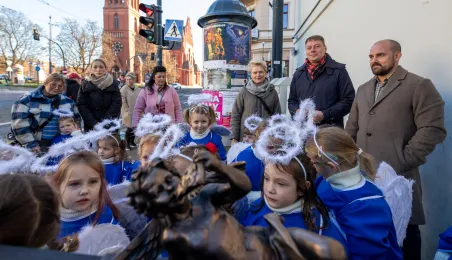 Anioł przy Domu Pizzy i Tapas 