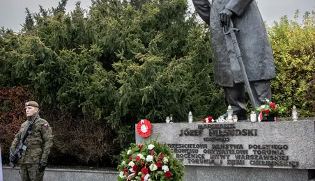 Uroczystości na Rynku Staromiejskim z okazji 107. rocznicy odzyskania niepodległości