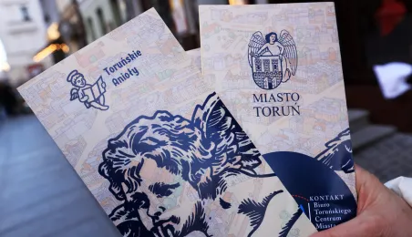 Toruńska starówka wzbogaciła się o kolejnego, siódmego aniołka.