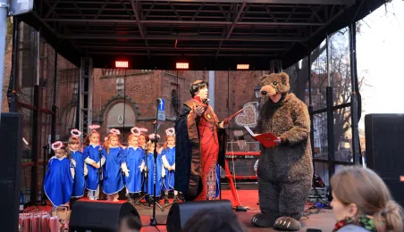 Toruńska starówka wzbogaciła się o kolejnego, siódmego aniołka.