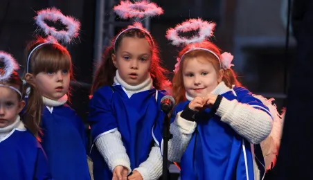 Toruńska starówka wzbogaciła się o kolejnego, siódmego aniołka.