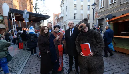 Toruńska starówka wzbogaciła się o kolejnego, siódmego aniołka.