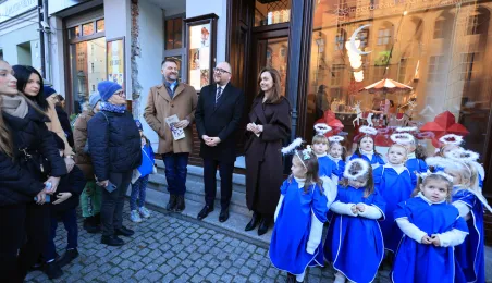 Toruńska starówka wzbogaciła się o kolejnego, siódmego aniołka.