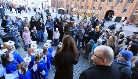 Toruńska starówka wzbogaciła się o kolejnego, siódmego aniołka.