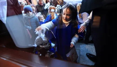 Toruńska starówka wzbogaciła się o kolejnego, siódmego aniołka.