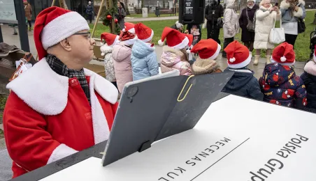 Zimowy Song przy fortepianie plenerowym