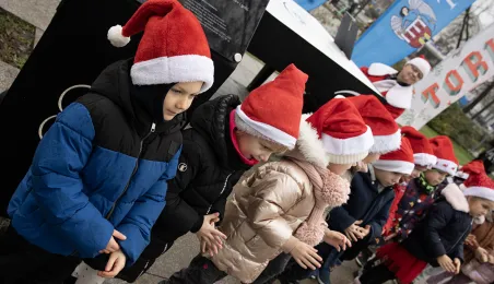 Zimowy Song przy fortepianie plenerowym