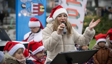 Zimowy Song przy fortepianie plenerowym