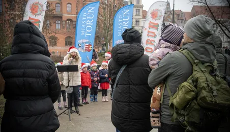 Zimowy Song przy fortepianie plenerowym