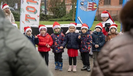 Zimowy Song przy fortepianie plenerowym