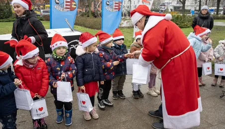 Zimowy Song przy fortepianie plenerowym