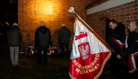 44. rocznica wprowadzenia stanu wojennego – pamięć i hołd złożony przy tablicy na Wałach Sikorskiego 10