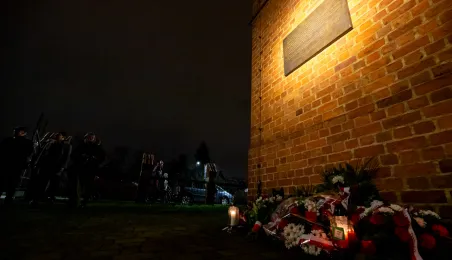 44. rocznica wprowadzenia stanu wojennego – pamięć i hołd złożony przy tablicy na Wałach Sikorskiego 10