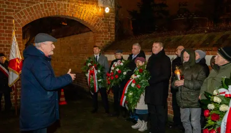 44. rocznica wprowadzenia stanu wojennego – pamięć i hołd złożony przy tablicy na Wałach Sikorskiego 10