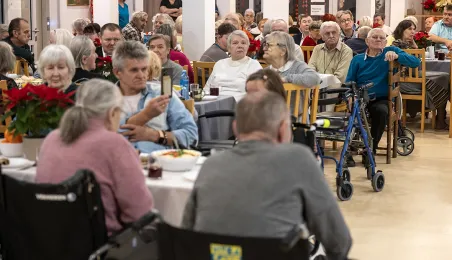 Z życzeniami dla mieszkańców i pracowników Domu Pomocy Społecznej w Toruniu