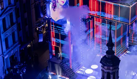 Szacujemy, że w Sylwestrowej Mocy Przebojów uczestniczyło na starówce ponad 20 tys. osób. Ile przed telewizorami? Czekamy na wyniki badań oglądalności.  31 grudnia na Rynku Staromiejskim (po raz drugi) odbyła się Sylwestrowa Moc Przebojów, zorganizowana przez Gminę Miasta Toruń, samorząd województwa kujawsko-pomorskiego i TV Polsat.  Wydarzenie - pomimo większej liczby uczestników niż rok temu - przebiegło spokojnie.  Dla mieszkańców i gości Torunia, a także widzów przed telewizorami zagrali, m.in. Perfect 