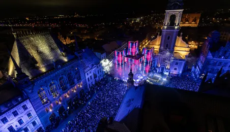 Szacujemy, że w Sylwestrowej Mocy Przebojów uczestniczyło na starówce ponad 20 tys. osób. Ile przed telewizorami? Czekamy na wyniki badań oglądalności.  31 grudnia na Rynku Staromiejskim (po raz drugi) odbyła się Sylwestrowa Moc Przebojów, zorganizowana przez Gminę Miasta Toruń, samorząd województwa kujawsko-pomorskiego i TV Polsat.  Wydarzenie - pomimo większej liczby uczestników niż rok temu - przebiegło spokojnie.  Dla mieszkańców i gości Torunia, a także widzów przed telewizorami zagrali, m.in. Perfect 