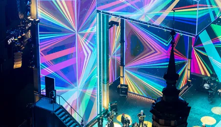 Szacujemy, że w Sylwestrowej Mocy Przebojów uczestniczyło na starówce ponad 20 tys. osób. Ile przed telewizorami? Czekamy na wyniki badań oglądalności.  31 grudnia na Rynku Staromiejskim (po raz drugi) odbyła się Sylwestrowa Moc Przebojów, zorganizowana przez Gminę Miasta Toruń, samorząd województwa kujawsko-pomorskiego i TV Polsat.  Wydarzenie - pomimo większej liczby uczestników niż rok temu - przebiegło spokojnie.  Dla mieszkańców i gości Torunia, a także widzów przed telewizorami zagrali, m.in. Perfect 