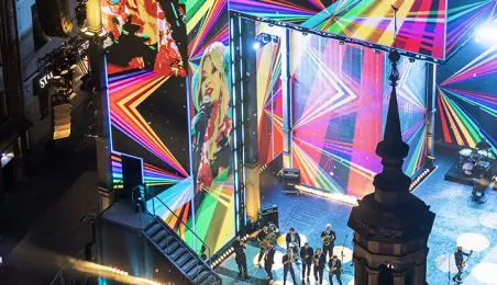 Szacujemy, że w Sylwestrowej Mocy Przebojów uczestniczyło na starówce ponad 20 tys. osób. Ile przed telewizorami? Czekamy na wyniki badań oglądalności.  31 grudnia na Rynku Staromiejskim (po raz drugi) odbyła się Sylwestrowa Moc Przebojów, zorganizowana przez Gminę Miasta Toruń, samorząd województwa kujawsko-pomorskiego i TV Polsat.  Wydarzenie - pomimo większej liczby uczestników niż rok temu - przebiegło spokojnie.  Dla mieszkańców i gości Torunia, a także widzów przed telewizorami zagrali, m.in. Perfect 