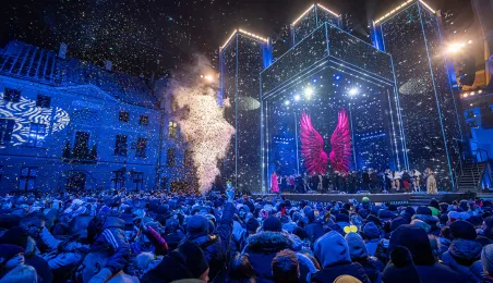 Szacujemy, że w Sylwestrowej Mocy Przebojów uczestniczyło na starówce ponad 20 tys. osób. Ile przed telewizorami? Czekamy na wyniki badań oglądalności.  31 grudnia na Rynku Staromiejskim (po raz drugi) odbyła się Sylwestrowa Moc Przebojów, zorganizowana przez Gminę Miasta Toruń, samorząd województwa kujawsko-pomorskiego i TV Polsat.  Wydarzenie - pomimo większej liczby uczestników niż rok temu - przebiegło spokojnie.  Dla mieszkańców i gości Torunia, a także widzów przed telewizorami zagrali, m.in. Perfect 